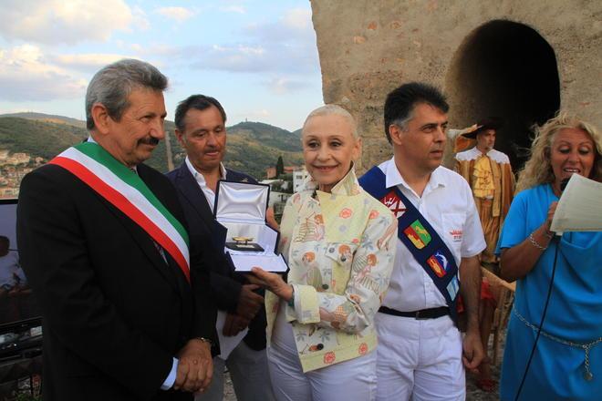 La Carrà all’Argentario riceve il “guzzo d’oro” 