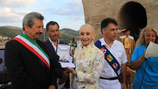 La Carrà all’Argentario riceve il “guzzo d’oro”