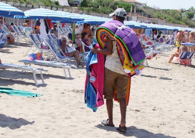 «Troppi ambulanti in spiaggia, servono controlli sulle licenze» 