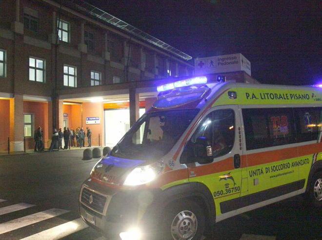 Si tuffa in piscina e muore a 22 anni 