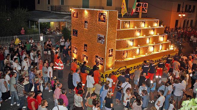 Aspettando i bigné tra sacro e profano prende il via la festa
