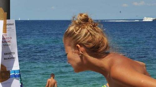 Acqua limpida ma niente tuffo: bagnanti disorientati