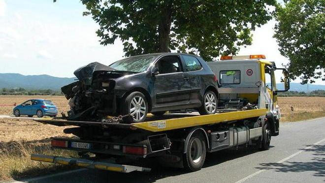 Auto finisce contro un platano