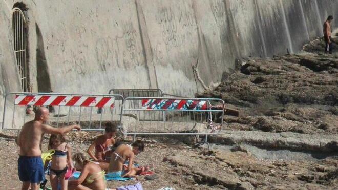 Tintarella con l’ordigno agli scogli dell’Accademia