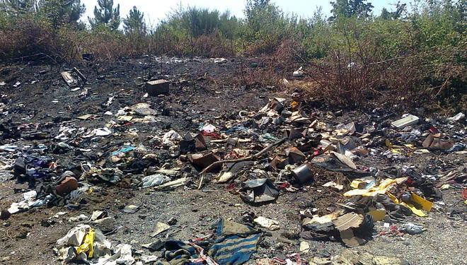 Discariche abusive incendiate nei boschi di Montefalcone