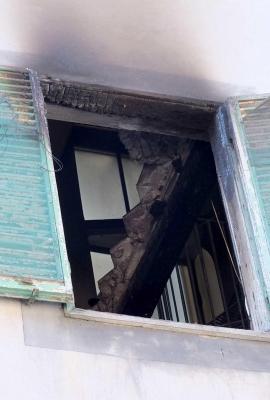 Incendio in un palazzo: distrutto un appartamento, crolla un solaio 
