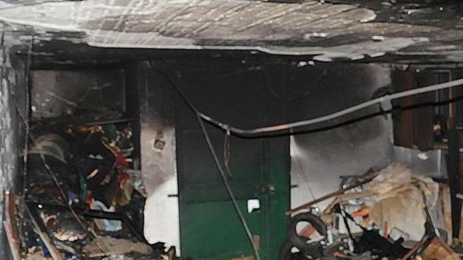 Incendio doloso in un palazzo Giovane finisce in ospedale
