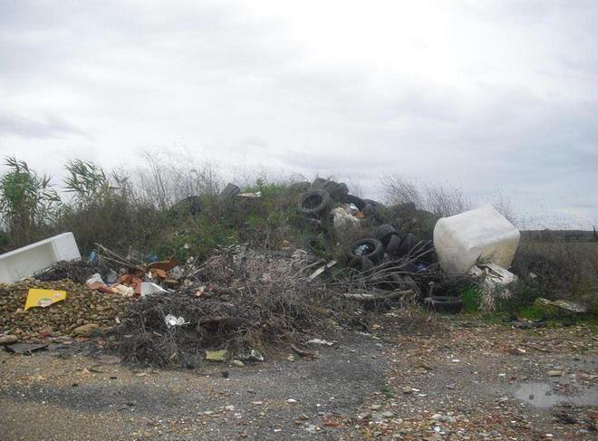 Via Rotina diventa una discarica abusiva e nessuno interviene 