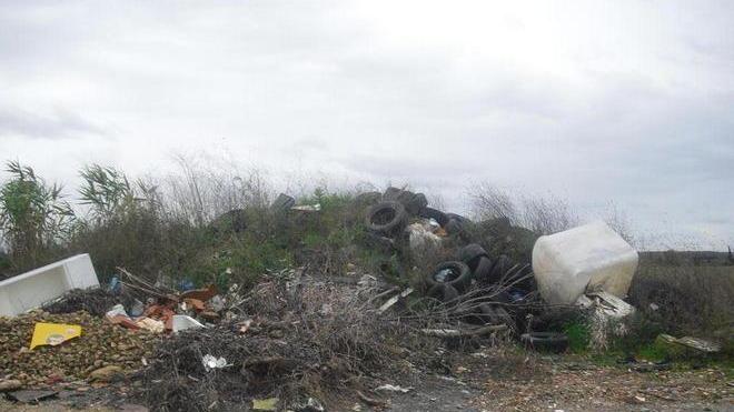 Via Rotina diventa una discarica abusiva e nessuno interviene