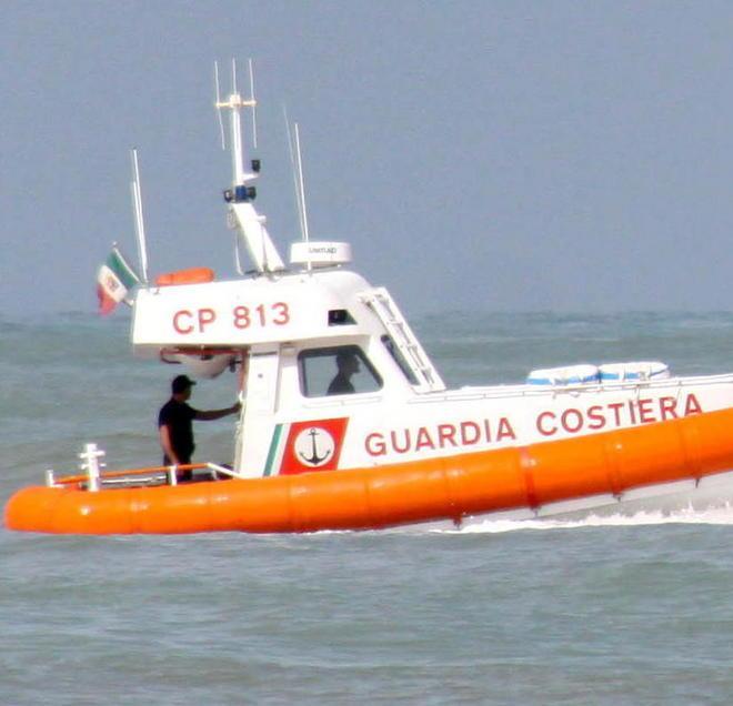 Acquascooter tra i bagnanti nella zona proibita
