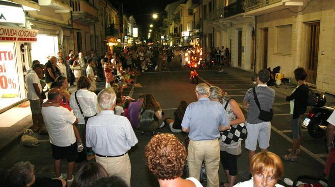 Tutti in strada: grande successo del White party