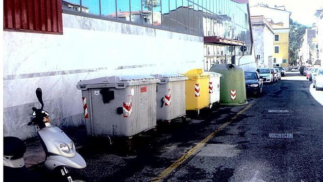 «Spostate i cassonetti di via Sarteschi»