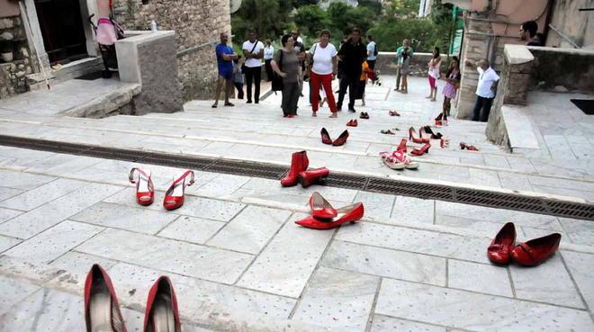 Scarpe rosse opera permanente a Torano 