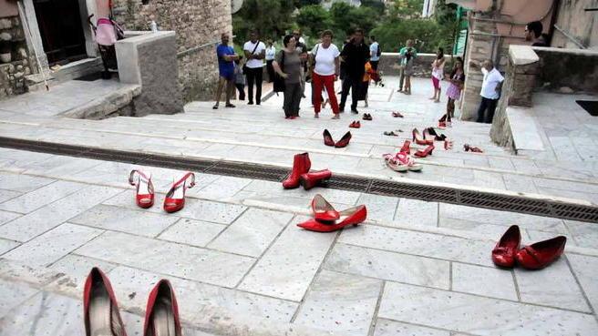 Scarpe rosse opera permanente a Torano