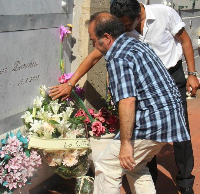 Fiori per non dimenticare il dramma dei piccoli rom