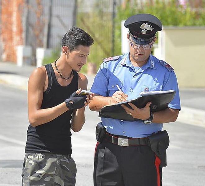Bisticcia con la compagna e poi lancia vasi dalla casa 