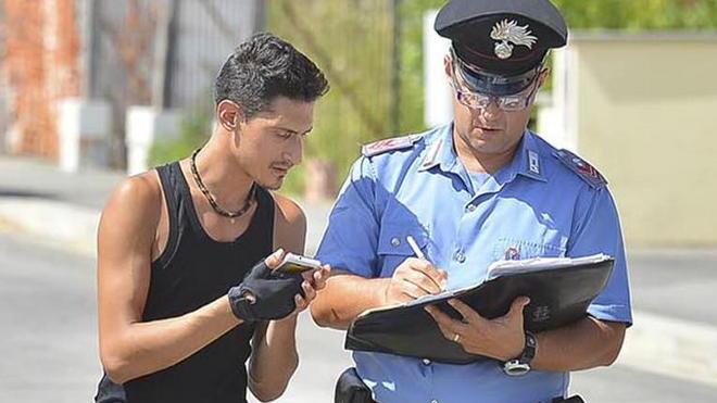 Bisticcia con la compagna e poi lancia vasi dalla casa