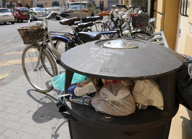 Cestini strapieni e con sacchi abbandonati accanto