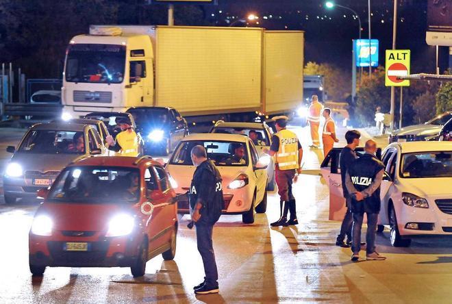 Si schianta contro le auto incolonnate 