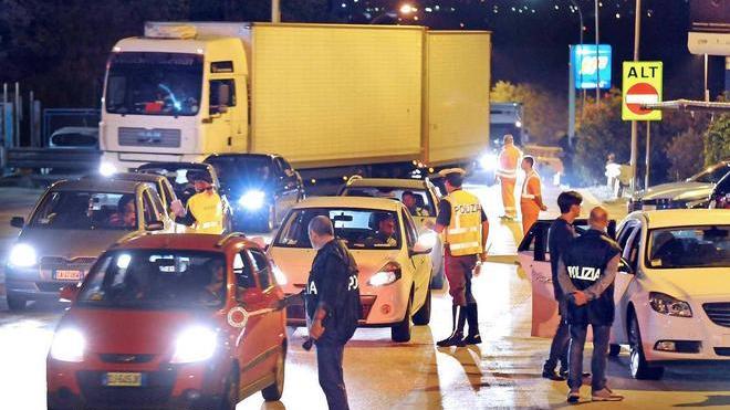 Si schianta contro le auto incolonnate