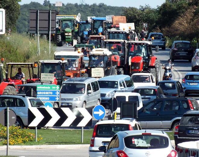 Trattori in corteo, lunghe code per entrare e uscire dalla città 