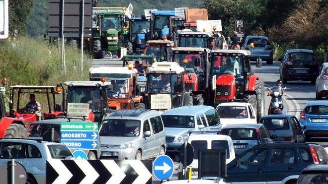 Trattori in corteo, lunghe code per entrare e uscire dalla città