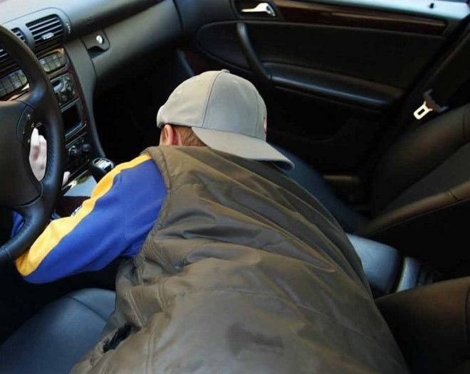 Baby ladri rubano in un’auto a Montaione: denunciati 