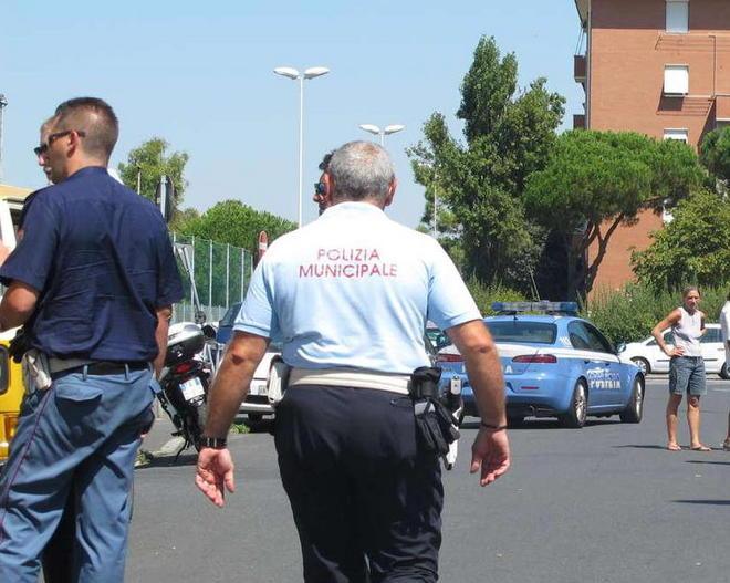 Tamponano, lui scende, tira fuori un tubo d'acciaio e colpisce una donna 