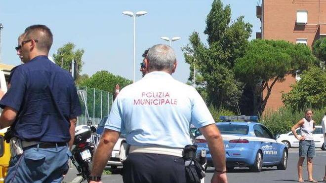 Tamponano, lui scende, tira fuori un tubo d'acciaio e colpisce una donna