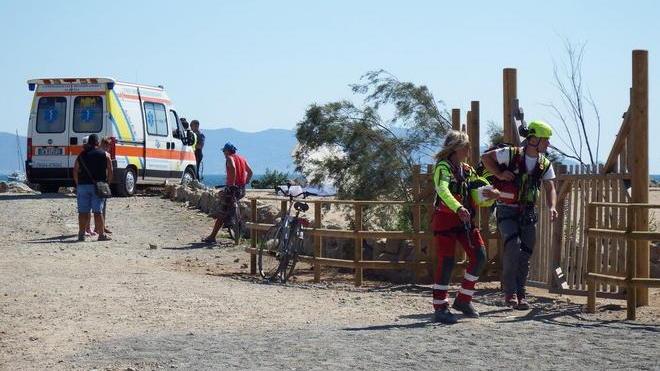 Tragedia in spiaggia, muore in mare davanti ai bagnanti