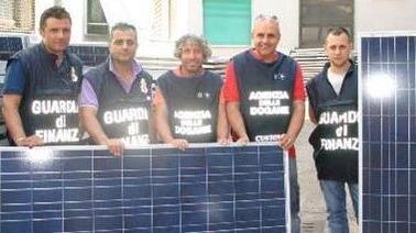 Sequestrati in porto duemila pannelli solari rubati