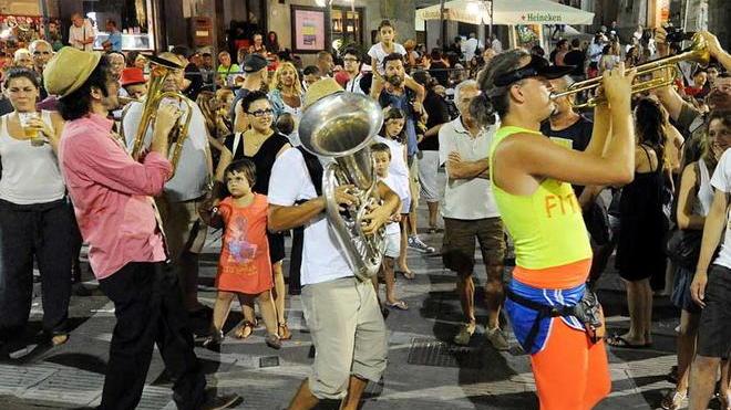 La magia degli artisti di strada per Apritiborgo a Campiglia