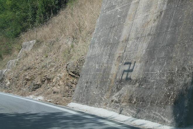 Svastiche sui muri di Stazzema nell’anniversario della strage: denunciato un uomo di 34 anni di Querceta
