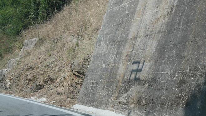 Svastiche sui muri di Stazzema nell’anniversario della strage: denunciato un uomo di 34 anni di Querceta