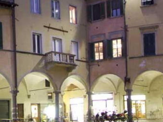 Accoltellato in piazza delle Vettovaglie 