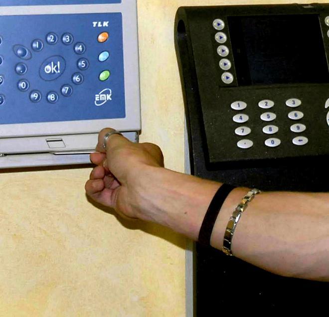La scure sui dirigenti: controllati e pagati meno 