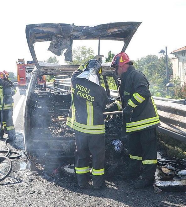Brucia furgone sull’autostrada, illesa la coppia che era a bordo 