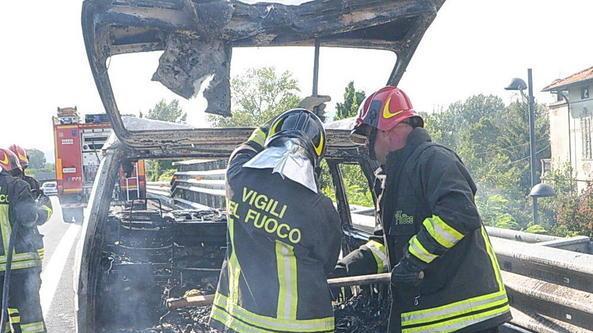 Brucia furgone sull’autostrada, illesa la coppia che era a bordo