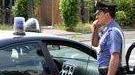 Incastra l’automobile tra casa e terrapieno Anziano nei guai