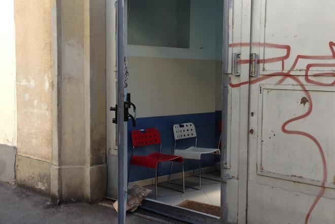 In fila per mangiare alla mensa dei poveri 