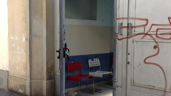 In fila per mangiare alla mensa dei poveri