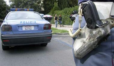 Cerca di sedare una lite stradale, poliziotto picchiato e rapinato