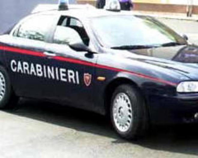 Auto fuori strada rompe tubatura del gas 