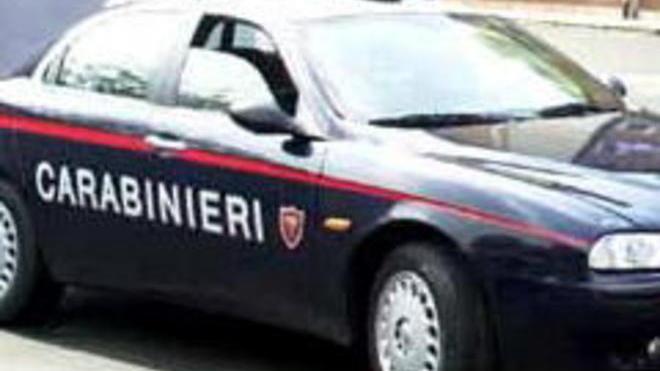 Auto fuori strada rompe tubatura del gas