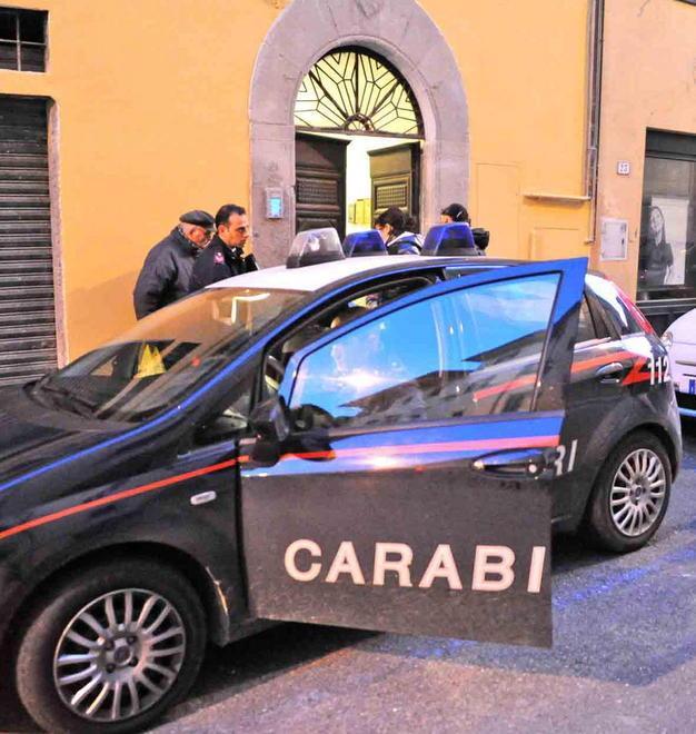 Pistoiese di 49 anni tenta il suicidio Lo salvano i carabinieri alla stazione