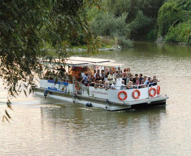 Cocomerata sul battello La festa scivola lungo il fiume