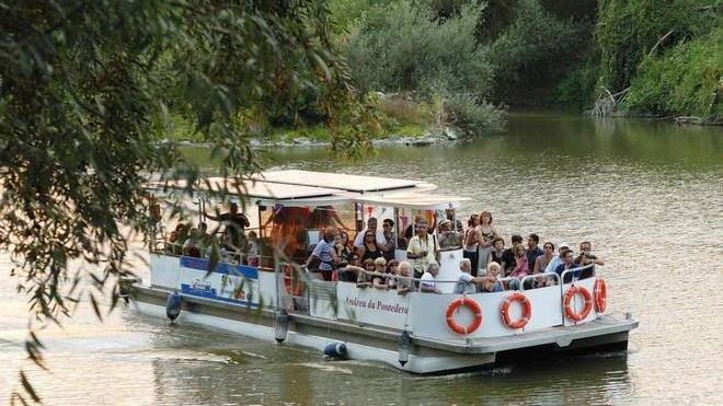 Cocomerata sul battello La festa scivola lungo il fiume