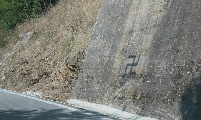 Vergogna: decine di svastiche sulla strada