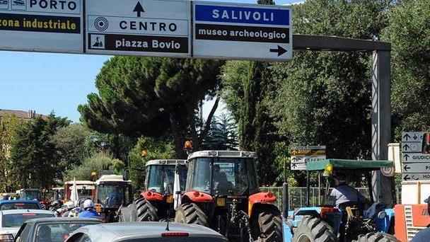 Sul trattore per chiedere il nuovo ponte