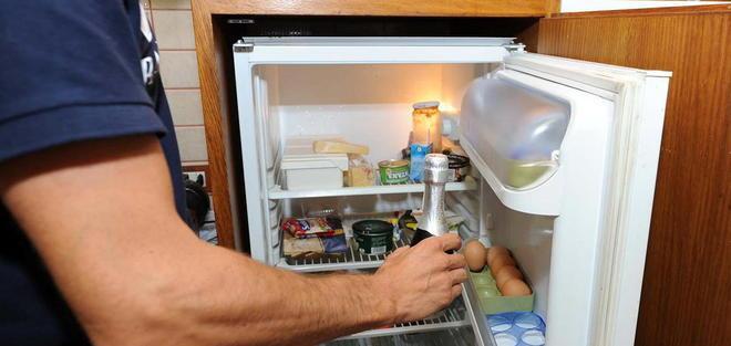 Beve un aperitivo dal frigo e si ustiona 